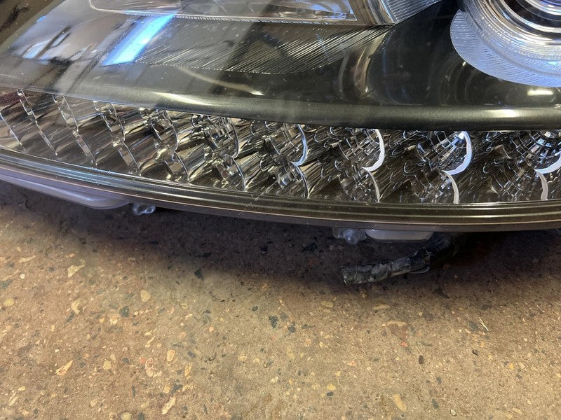 Used Left Headlight Assembly fits: 2012 Hyundai Equus xenon HID adapti
