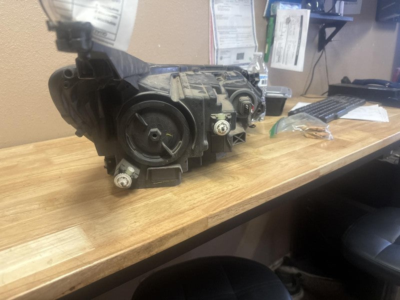 Used Left Headlight Assembly fits: 2019 Chevrolet Equinox HID opt T4F 