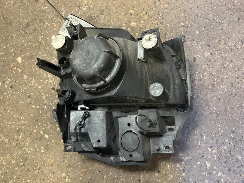 Used Left Headlight Assembly fits: 2001 Volkswagen Eurovan Left Grade 