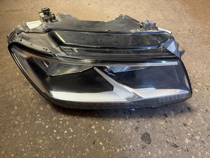 Used Right Headlight Assembly fits: 2019 Volkswagen Tiguan halogen hea