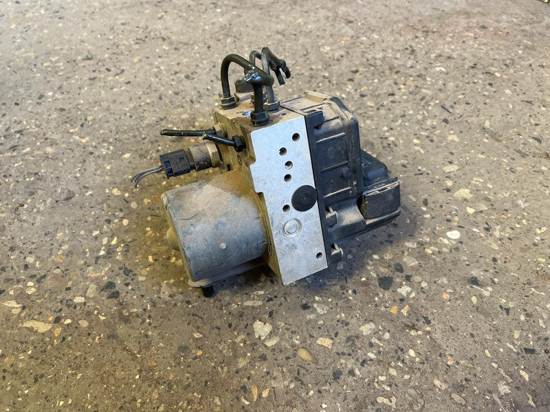 Used ABS Hydraulic Assembly fits: 2005 Land rover Range rover actuator