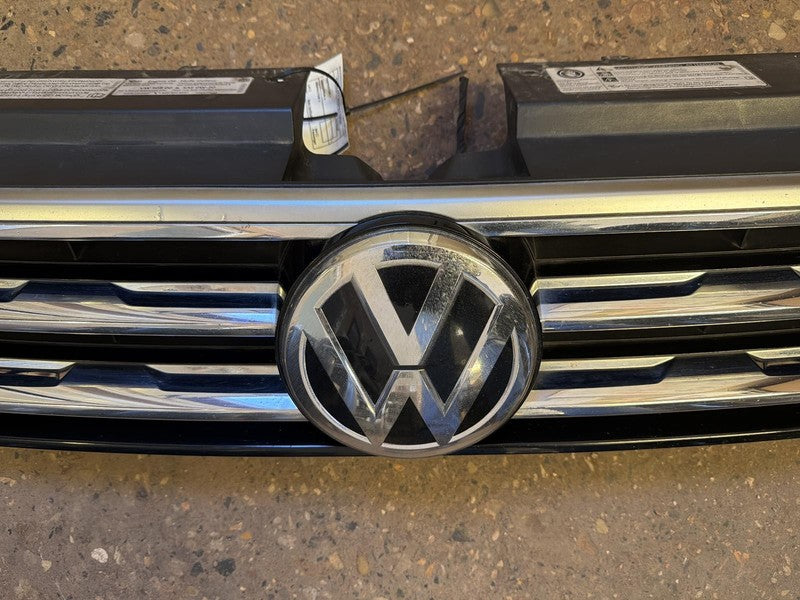 Used Upper Grille fits: 2019 Volkswagen Tiguan upper 2 horizontal bars