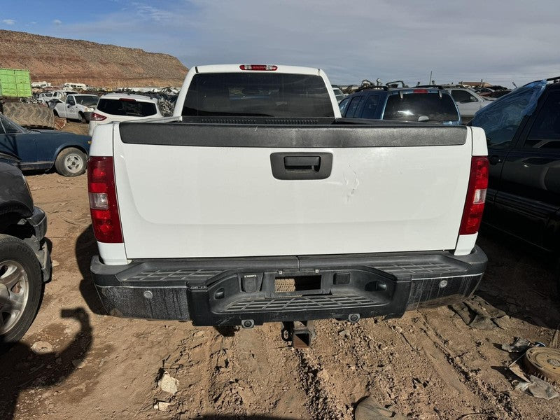 Used Left Headlight Assembly fits: 2007 Chevrolet Silverado 2500 picku
