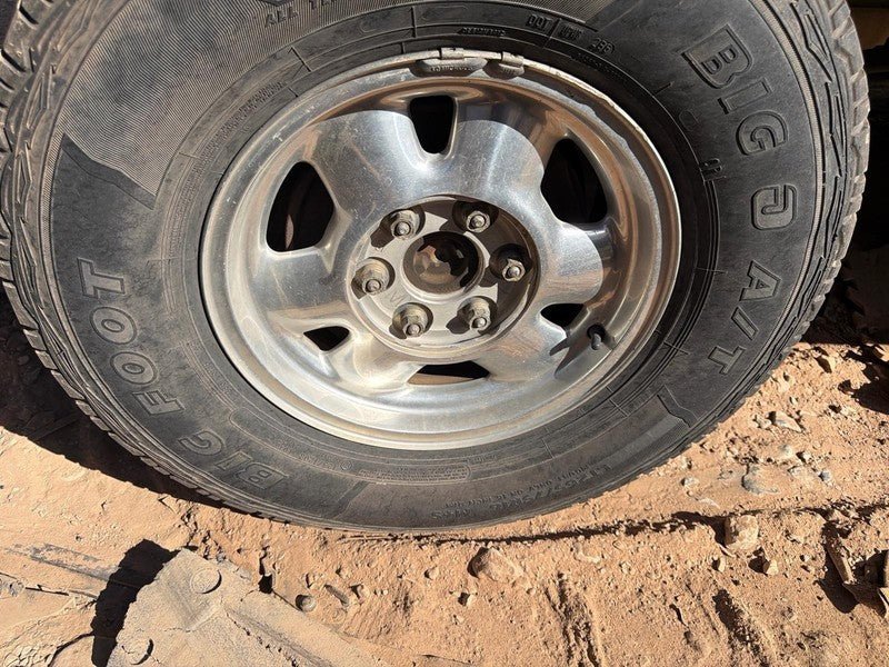 Used Wheel fits: 2005 Chevrolet Silverado 1500 pickup 16x7 aluminum op