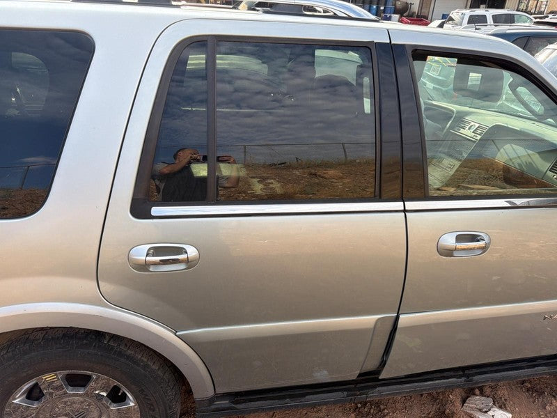 Used Rear Right Door Assembly Rear Side fits: 2005 Lincoln Navigator e