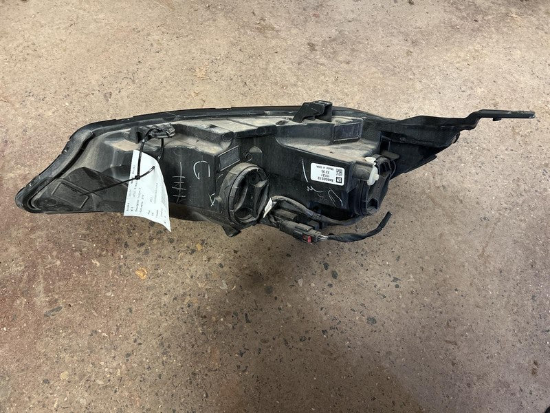Used Right Headlight Assembly fits: 2019 Chevrolet Malibu halogen Righ