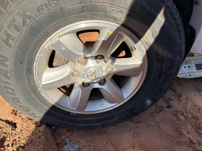 Used Wheel fits: 2005 Toyota Sequoia 16x7 alloy 6 spoke straight spoke