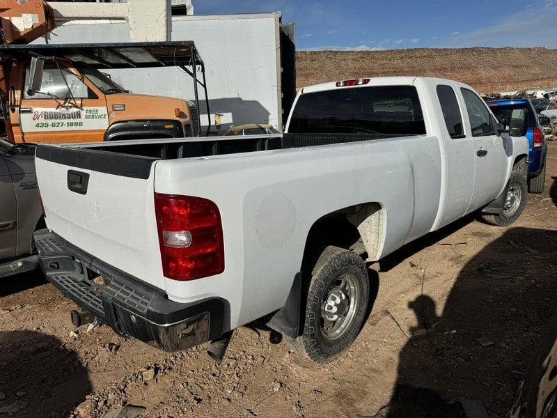 Used Left Headlight Assembly fits: 2007 Chevrolet Silverado 2500 picku