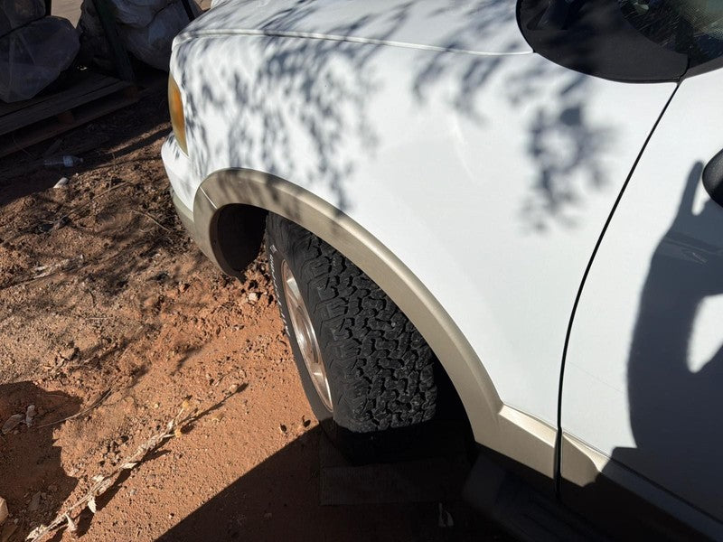 Used Front Left Fender fits: 2006 Ford Expedition w/wheel lip moulding
