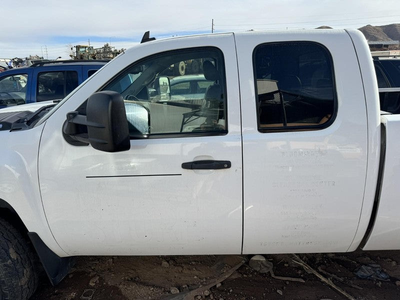 Used Left Headlight Assembly fits: 2007 Chevrolet Silverado 2500 picku