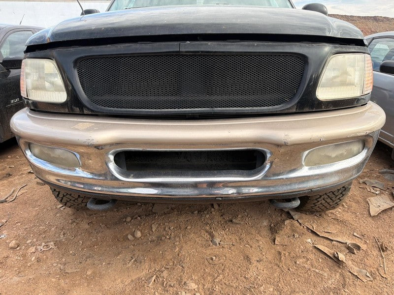 Used Front Bumper Assembly Front fits: 1997 Ford Expedition chrome Fro