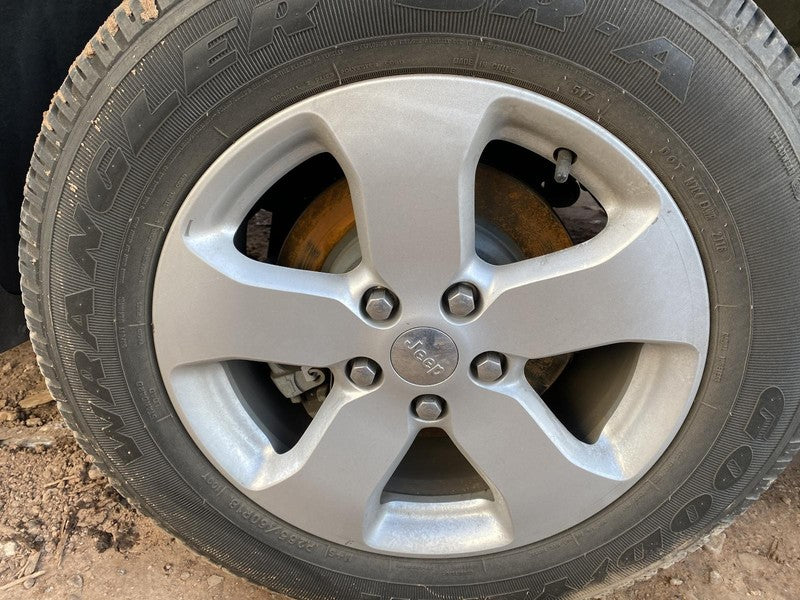 Used Wheel fits: 2012 Jeep Grand cherokee road wheel 18x8 painted silv