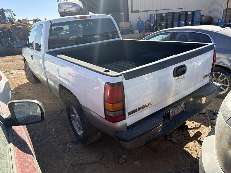 Used Front Center Seat Front fits: 2004 Gmc Sierra 1500 pickup bucket 
