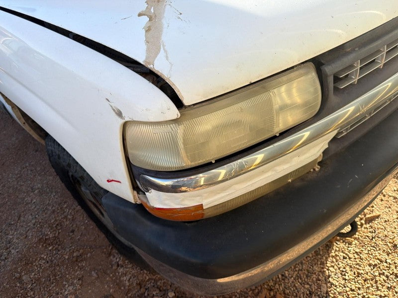 Used Right Headlight Assembly fits: 2001 Chevrolet Silverado 1500 pick