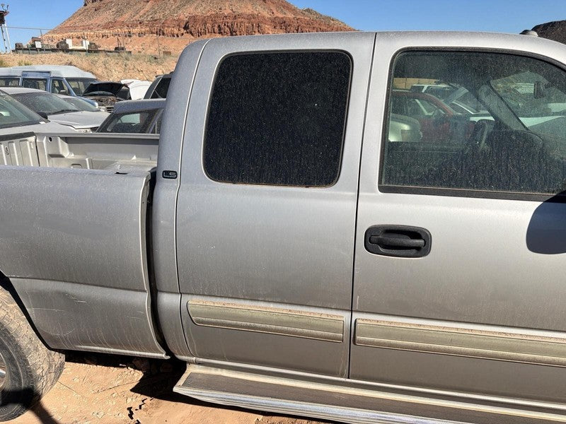 Used Rear Right Door Assembly Rear Side fits: 2005 Chevrolet Silverado