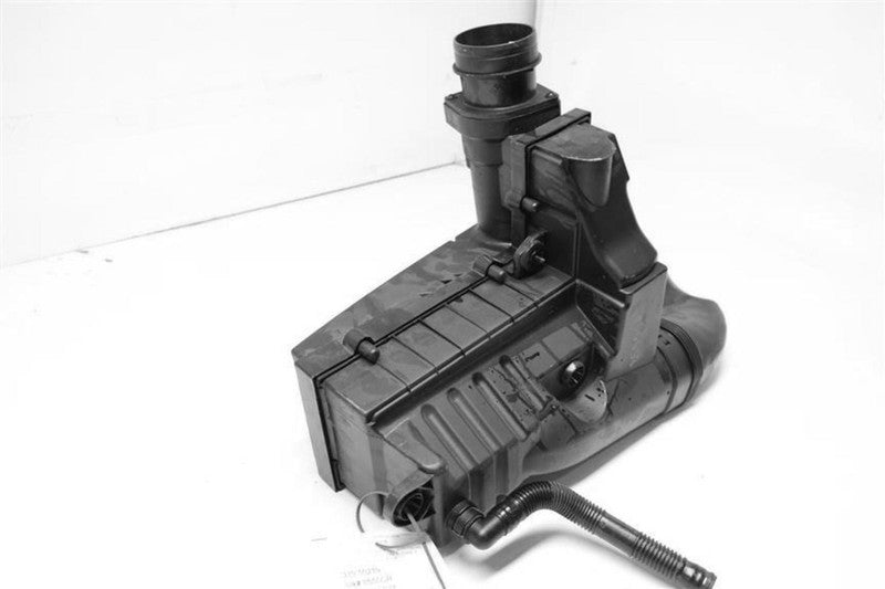 Used Air Cleaner Assembly fits: 2009 Volkswagen Tiguan 2.0L gasoline e