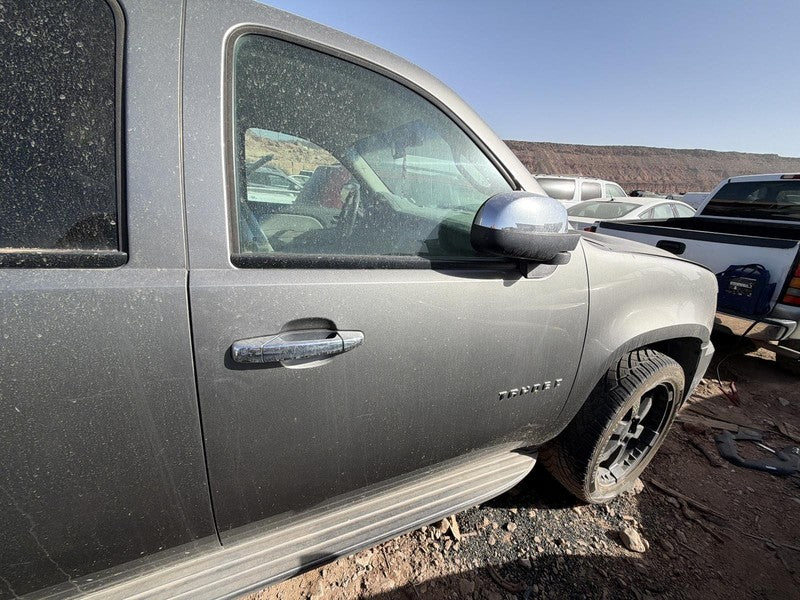 Used Front Right Door Assembly Front fits: 2007 Chevrolet Tahoe R. thr
