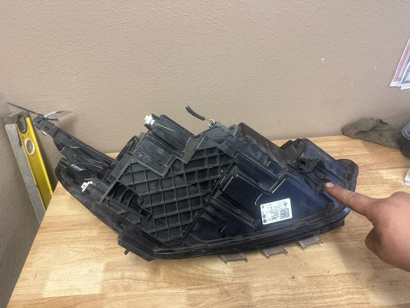 Used Left Headlight Assembly fits: 2019 Chevrolet Equinox HID opt T4F 