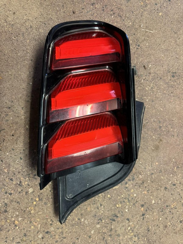 Used Left Tail Light Assembly fits: 2017 Ford Mustang w/o chrome trim 