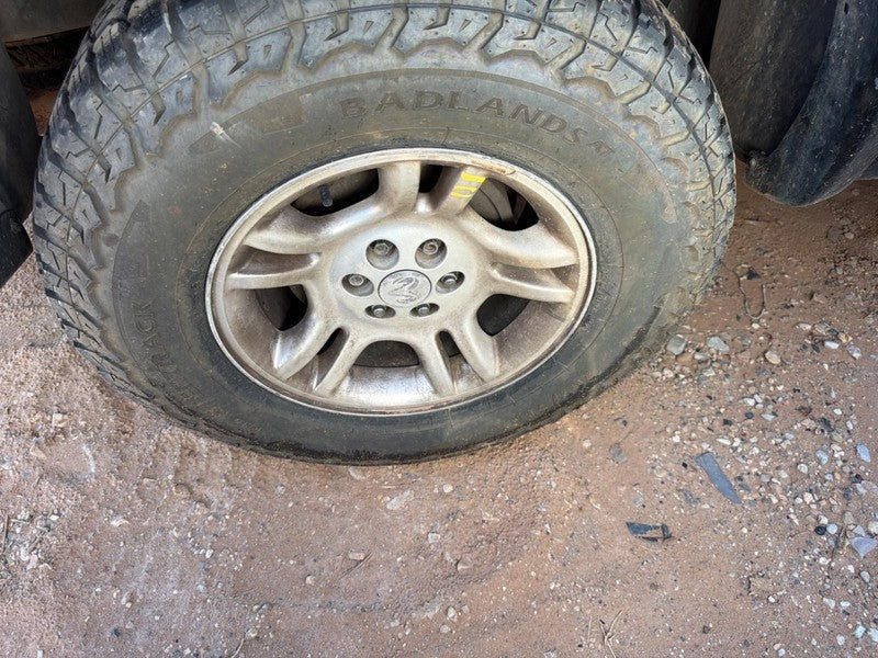 Used Wheel fits: 2002 Dodge Dakota 16x8 aluminum silver Grade A
