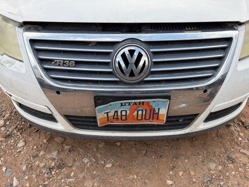 Used Upper Grille fits: 2006 Volkswagen Passat upper w/chrome moulding