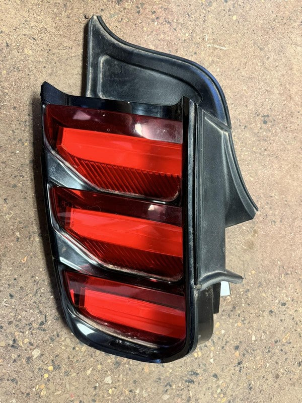 Used Right Tail Light Assembly fits: 2017 Ford Mustang w/o chrome trim