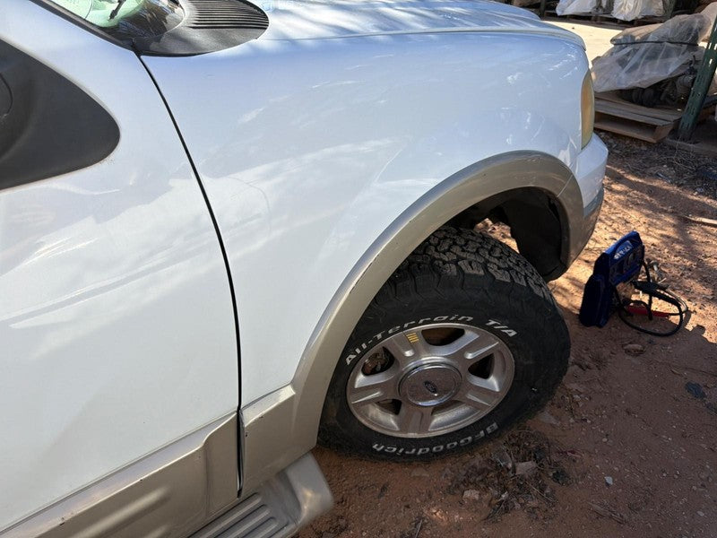 Used Front Right Fender fits: 2006 Ford Expedition w/wheel lip mouldin