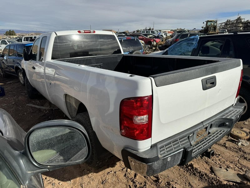 Used Left Headlight Assembly fits: 2007 Chevrolet Silverado 2500 picku
